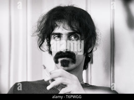 Amsterdam, Paesi Bassi - 17 settembre: Frank Zappa poste durante un'intervista ad Amsterdam, nei Paesi Bassi il 17 settembre 1972 (foto di Gijsbert Hanekroot) Foto Stock