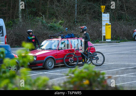 Volkswagen MK2 Golf GTI la presa di posizione della show car Porthcurno Parcheggio Auto Portabiciclette MTB avventura di viaggio Lifestyle Classic Car Foto Stock