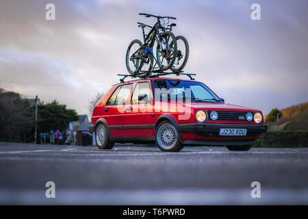 Volkswagen MK2 Golf GTI la presa di posizione della show car Porthcurno Parcheggio Auto Portabiciclette MTB avventura di viaggio Lifestyle Classic Car Foto Stock