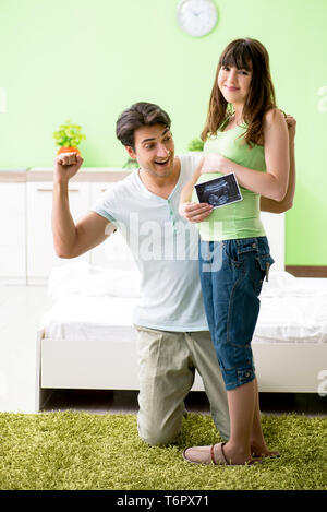 Famiglia giovane informarsi circa la gravidanza Foto Stock