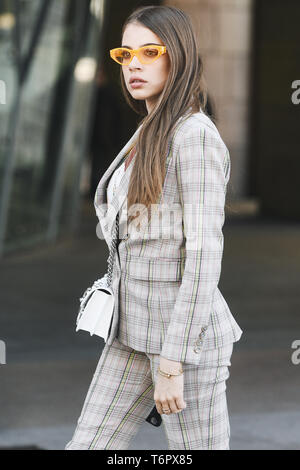 Milano, Italia - 24 Febbraio 2019: Street style outfit prima di una sfilata di moda durante la Settimana della Moda Milanese - MFWFW19 Foto Stock