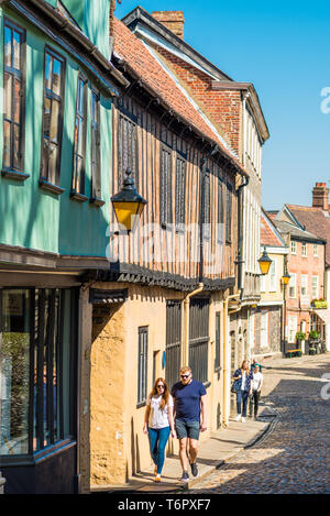 Strada di ciottoli e negozi della via medievale di Elm Hill nel centro città di Norwich, Norfolk, East Anglia, Inghilterra, Regno Unito. Foto Stock