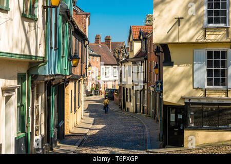 Strada di ciottoli e negozi della via medievale di Elm Hill nel centro città di Norwich, Norfolk, East Anglia, Inghilterra, Regno Unito. Foto Stock