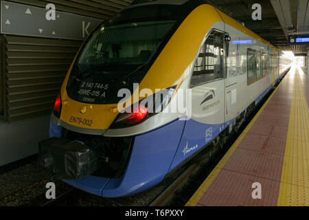 Un LEO Express treno fermato presso l'aeroporto di Cracovia stazione ferroviaria in Polonia. Foto Stock