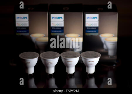 Philips bianco tinta Ambiance GU10 lampadine della luce nella foto a Londra. Il 1 maggio 2019. Le lampadine LED sono smartphone moderno la funzione vocale attivata la tecnologia. Foto Stock