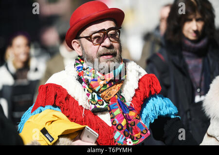 Milano, Italia - 24 Febbraio 2019: Street style - Guardare prima di una sfilata di moda durante la Settimana della Moda Milanese - MFWFW19 Foto Stock