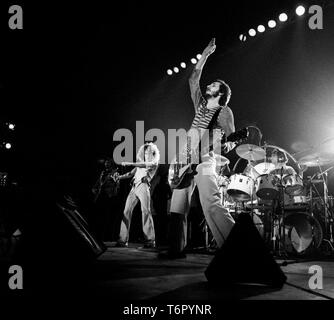 ROTTERDAM, Paesi Bassi - 27 ottobre: il che eseguono dal vivo sul palco di Ahoy Rotterdam Paesi Bassi il 27 ottobre 1975 L-R Roger Daltrey, Pete Townshend, Keith Moon (foto di Gijsbert Hanekroot) Foto Stock