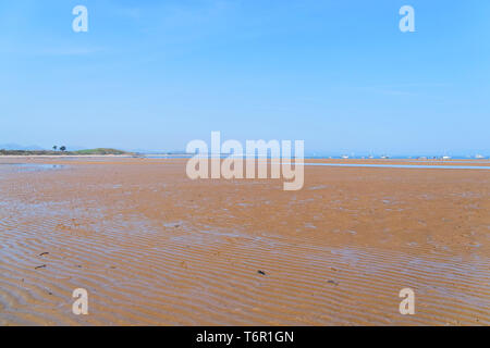 La vasta distesa di morbida sabbia ondulata di Llanbedrog beach a bassa marea che scende in lontane barche sul mare Foto Stock