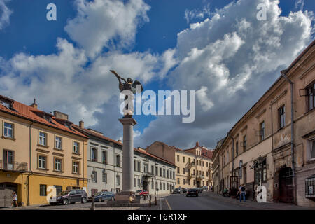 VILNIUS, Lituania - 19 Aprile 2019: scultura di Angelo soffiando una tromba è stato stabilito dallo scultore di Romas Vilciauskas il 1 aprile 2002. Foto Stock