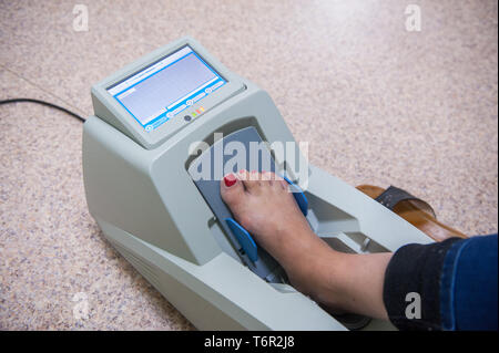 Controllo dell'osteoporosi Foto Stock