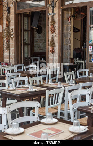 Ristorante esterno posti a sedere nel centro di Chania Foto Stock