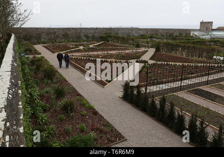 Una vista generale del giardino murato al Castello di Mey dopo la sistemazione Granary nel terreno è stato ufficialmente aperto dal principe Carlo, il duca di Rothesay durante una visita alla sistemazione al Castello di Mey Foto Stock