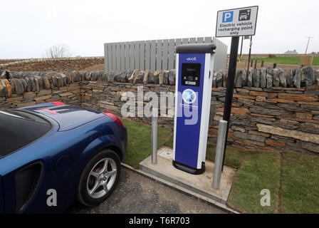 Una vista generale di un auto elettrica punto di carica presso il granaio sistemazione presso il Castello di Mey dopo che esso è stato ufficialmente inaugurato dal principe Charles Foto Stock