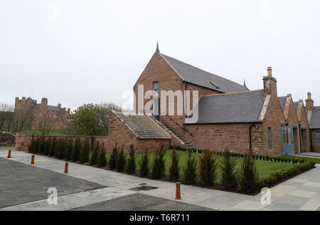 Una vista generale del granaio alloggio con il Castello di Mey in background dopo che esso è stato ufficialmente inaugurato dal Principe Carlo, Duca di Rothesay durante una visita alla sistemazione presso il Castello di Mey Foto Stock