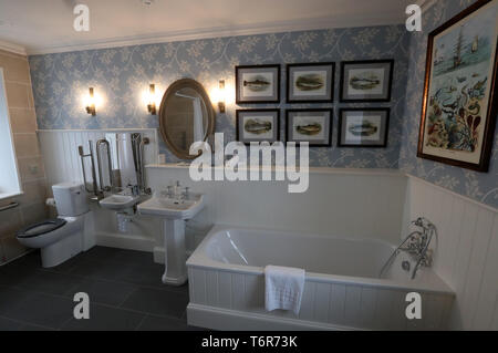 Una vista generale di una sala da bagno accessibile presso il granaio sistemazione presso il Castello di Mey dopo che esso è stato ufficialmente inaugurato dal principe Charles Foto Stock