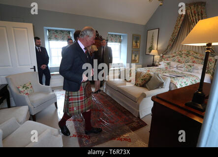 Il principe Carlo, Duca di Rothesay come egli è conosciuto in Scozia come egli visita una camera da letto del granaio di alloggio presso il Castello di Mey dopo che esso è stato ufficialmente dal principe Carlo Foto Stock