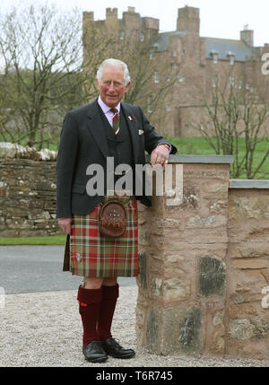 Il principe Carlo, Duca di Rothesay come egli è conosciuto in Scozia in posa per una fotografia di fronte al Castello di Mey dopo che ha aperto ufficialmente il granaio sistemazione presso il Castello di Mey Foto Stock