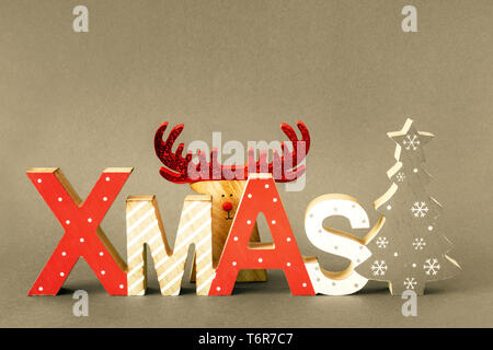 Decorazione di natale con il natale di testo nascosto e renne Foto Stock