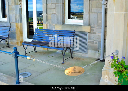 St Andrews campo da golf Royal e antiche clubhouse membri posti a sedere Foto Stock