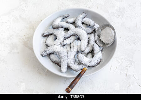 Mezzaluna di cioccolato spolverati con zucchero a velo. Foto Stock