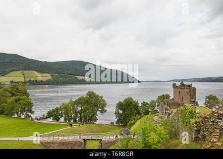 INVERNESS, Scotland - Agosto 07, 2017: le persone che si godono la visita al Castello Urquhart sulle rive di Loch Ness, Scozia Foto Stock