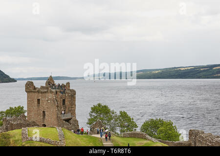 INVERNESS, Scotland - Agosto 07, 2017: le persone che si godono la visita al Castello Urquhart sulle rive di Loch Ness, Scozia Foto Stock