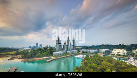 KEPPEL BAY, Singapore - CIRCA NEL MARZO 2019: panoramica vista aerea del luxury waterfront complesso residenziale riflessioni a Keppel Bay e la marina. Foto Stock