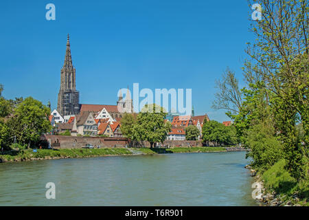 Veduta sul Danubio a Ulm e Minster Foto Stock