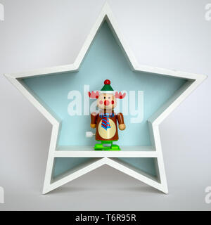 Decorazione di Natale stella bianca con divertenti renne figura all'interno Foto Stock