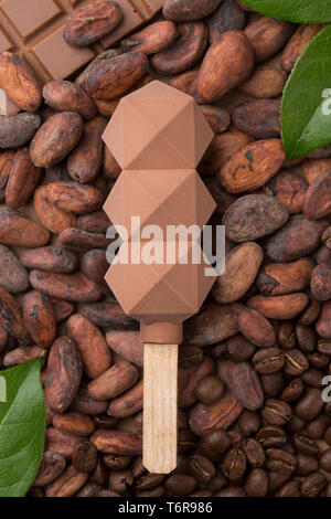 Gelato al caffè con cioccolato su i chicchi di caffè e di cacao in grani sfondo. ghiaccioli. cucina molecolare. gelati su un bastone. gelati preparati con liq Foto Stock