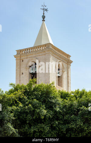 La banderuola e campane di uno dei due in stile manierista campanili della Co-Cattedrale di San Giovanni a Valletta Foto Stock