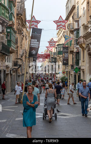 Un occupato Repubblica Street a La Valletta durante il suo anno come Capitale Europea della Cultura nel 2018 Foto Stock