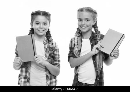 Bambini cute ragazze tenere taccuini o diari isolati su sfondo bianco. Nota segreti giù nel tuo grazioso girly diario ufficiale. Diario scrittura per bambini. Ricordi di infanzia. Diario di viaggio per ragazze concetto. Foto Stock