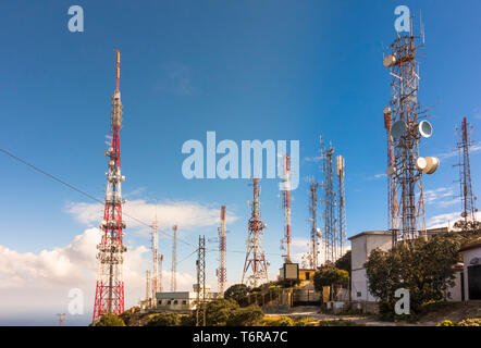 Montanti di comunicazioni, antenne, le antenne al di sopra di Mijas, Costa del Sol, provincia di Malaga, Spagna. Foto Stock