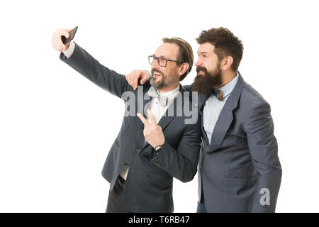 Prendere foto con business idolo. Selfie di amici di successo. Gli imprenditori tenendo selfie insieme. La gente di affari concetto. Gli uomini barbuti ragazzi abiti formali. Conferenze di affari famoso diffusore. Foto Stock