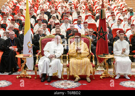 Papa Francesco e il re Mohammed VI del Marocco visita il Mohammed VI Istituto per la formazione degli imam e Morchidines Morchidates a Rabat, Marocco. Solo uso editoriale. Non per la vendita a fini di commercializzazione o di campagne pubblicitarie. Dotato di: Papa Francesco, il Re Mohammed VI in cui: Rabat, Marocco quando: 30 Mar 2019 Credit: IPA/WENN.com * * disponibile solo per la pubblicazione in UK, USA, Germania, Austria, Svizzera** Foto Stock