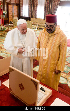 Papa Francesco e il re Mohammed VI del Marocco incontro presso il Palazzo Reale nella capitale marocchina Rabat. Solo uso editoriale. Non per la vendita a fini di commercializzazione o di campagne pubblicitarie. Dotato di: Papa Francesco, il Re Mohammed VI in cui: Rabat, Marocco quando: 30 Mar 2019 Credit: IPA/WENN.com * * disponibile solo per la pubblicazione in UK, USA, Germania, Austria, Svizzera** Foto Stock