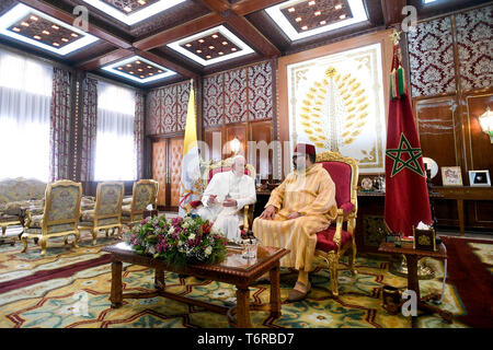 Papa Francesco e il re Mohammed VI del Marocco incontro presso il Palazzo Reale nella capitale marocchina Rabat. Solo uso editoriale. Non per la vendita a fini di commercializzazione o di campagne pubblicitarie. Dotato di: Papa Francesco, il Re Mohammed VI in cui: Rabat, Marocco quando: 30 Mar 2019 Credit: IPA/WENN.com * * disponibile solo per la pubblicazione in UK, USA, Germania, Austria, Svizzera** Foto Stock