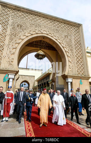 Papa Francesco e il re Mohammed VI del Marocco incontro presso il Palazzo Reale nella capitale marocchina Rabat. Solo uso editoriale. Non per la vendita a fini di commercializzazione o di campagne pubblicitarie. Dotato di: Papa Francesco, il Re Mohammed VI in cui: Rabat, Marocco quando: 30 Mar 2019 Credit: IPA/WENN.com * * disponibile solo per la pubblicazione in UK, USA, Germania, Austria, Svizzera** Foto Stock