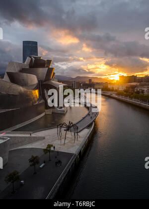 Bilbao riverside nelle vicinanze del Museo Guggenheim durante il tramonto, vista da La salve bridge Foto Stock