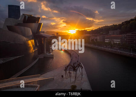 Bilbao riverside nelle vicinanze del Museo Guggenheim durante il tramonto, vista da La salve bridge Foto Stock