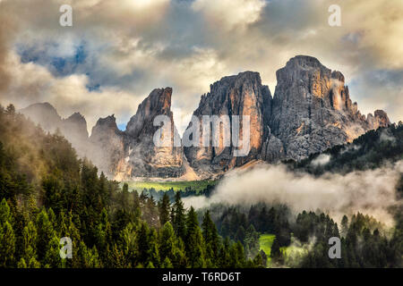 Dolomiti Sassolungo - Dolomiti dichiarate patrimonio naturale dell'UNESCO, sono tra le più belle montagne del mondo, unici nel loro genere sono l'orgoglio delle Alpi. Foto Stock