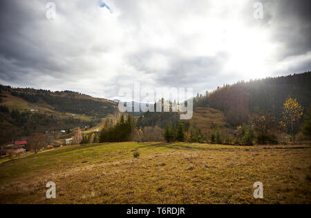 I colori autunnali dei boschi oltre i villaggi di montagna dei Carpazi - Verkhovyna, krivo pole, Dzembronya, Ucraina Foto Stock