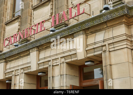 DUNFERMLINE SCOZIA - Agosto 02, 2017: Segno e l'ingresso nella Carnegie Concert Hall a Dunfermline, in Scozia Foto Stock