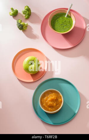 In casa baby vegetale purè di cibo in barattoli di vetro Foto Stock