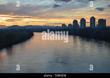 Tramonto sul fiume Sava a Zagabria in Croazia Foto Stock