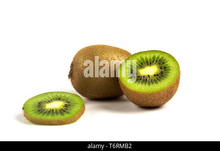 Fette di kiwi isolati su sfondo bianco Foto Stock