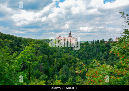 Il celebre castello Ksiaz in Polonia Nuvoloso Giorno Orario estivo Foto Stock