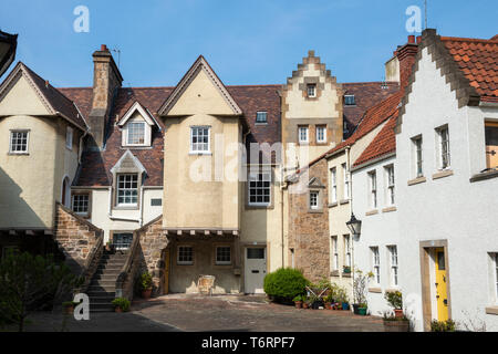 Edifici rinnovati in White Horse chiudere Canongate in Edinburgh Old Town, Scotland, Regno Unito Foto Stock