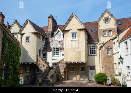 Edifici rinnovati in White Horse chiudere Canongate in Edinburgh Old Town, Scotland, Regno Unito Foto Stock